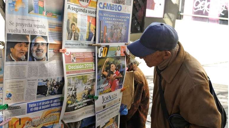 Jornais bolivianos nesta segunda-feira, apontando possível segundo turno entre Evo e Masa; pausa na divulgação gerou pressão internacional contra o governo