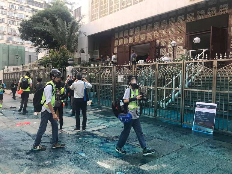 Escadas da mesquita de Kowloon, o local de culto islâmico mais importante de Hong Kong, sujas de tinta azul lançada por canhão de água da polícia
20/10/2019
Jeremy Tam/Civic Party via REUTERS