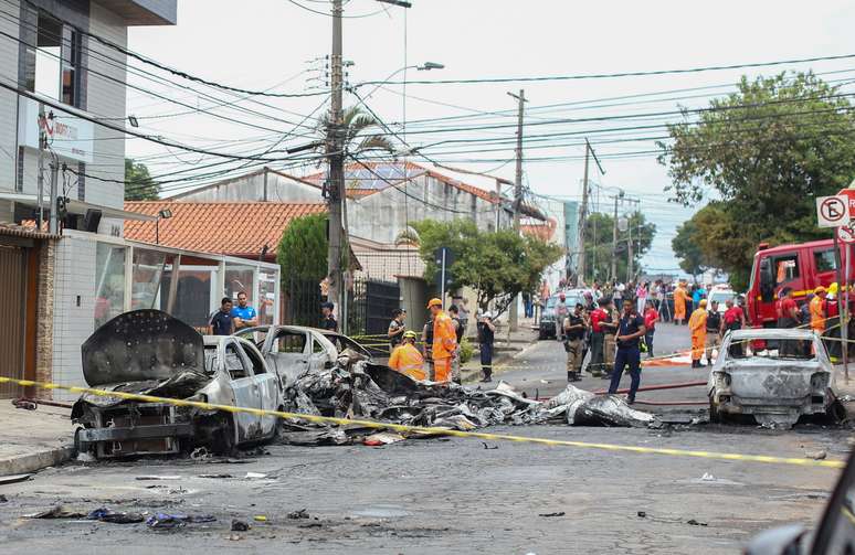 Carros destruídos por queda de avião de pequeno porte em rua residencial de Belo Horizonte
21/10/2019
REUTERS/Cristiane Mattos