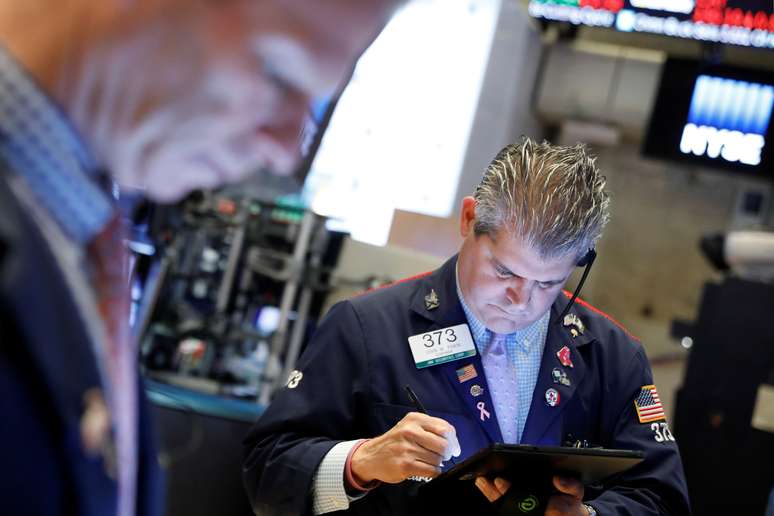 Operadores na Bolsa de Valores de Nova York. 18/10/2019. REUTERS/Brendan McDermid