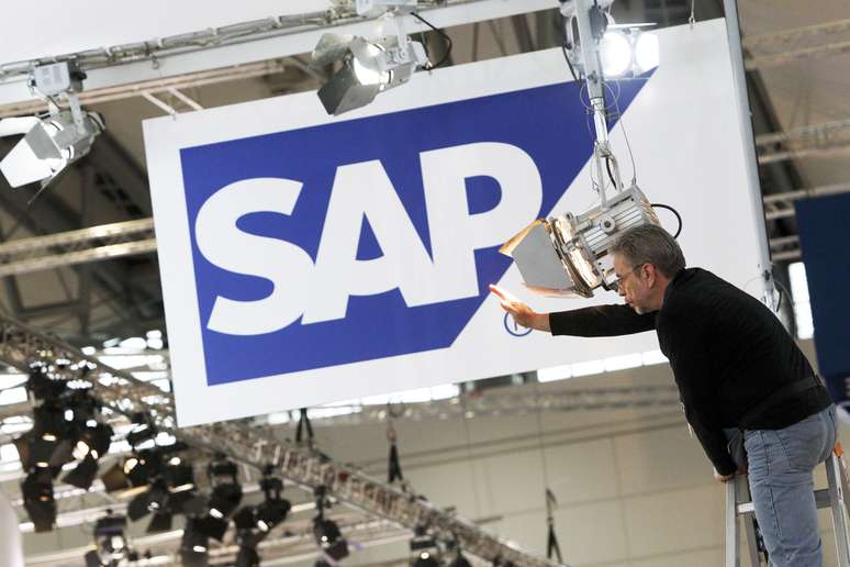 Homem ajusta placa da SAP em preparação para feira CeBIT, em Hannover. 28/2/2010. REUTERS/Thomas Peter