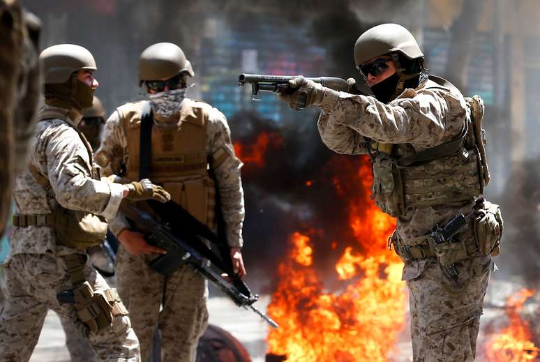 Soldado aponta arma durante protesto contra modelo econômico chileno em Valparaíso
21/10/2019
REUTERS/Rodrigo Garrido