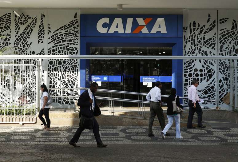 Pedestres passam em frente a pr&eacute;dio da Caixa no Rio de Janeiro
20/08/2014
REUTERS/Pilar Olivares
