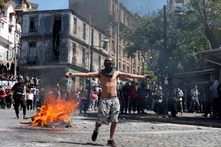 Manifestante protesta em Valparaíso, no Chile
21/10/2019 REUTERS/Rodrigo Garrido