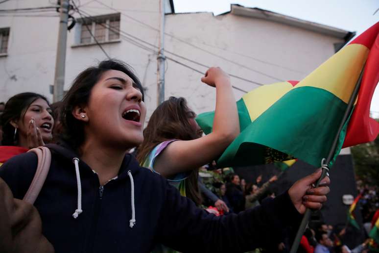 Manifestante segura bandeira da Bolívia durante protesto em La Paz
21/10/2019 REUTERS/David Mercado 