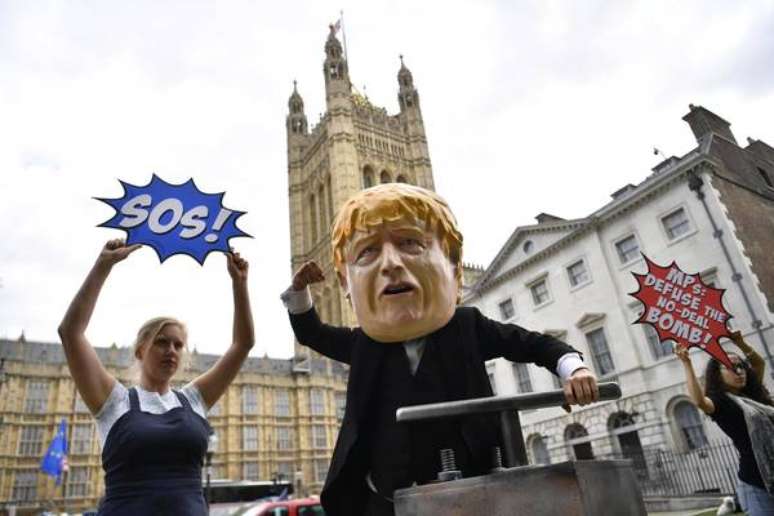 Manifestantes protestam em rente ao Parlamento do Reino Unido, em Londres