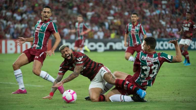 Nino fez pênalti em Gabriel, ignorado pela arbitragem, mesmo com revisão no monitor (Alexandre Vidal / Flamengo)