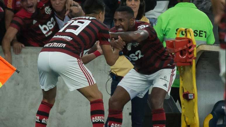 Gerson comemora com Reinier o gol marcado no clássico deste domingo (Alexandre Vidal / Flamengo)