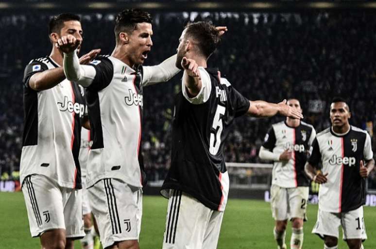 Cristiano comemora gol marcado contra o Bologna (Foto: AFP)