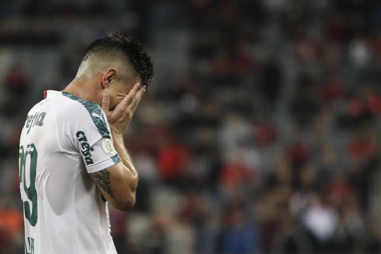 Willian, do Palmeiras, lamenta chance perdida durante partida contra o Athletico Paranaense, válida pela 27ª rodada do Campeonato Brasileiro 2019, na Arena da Baixada