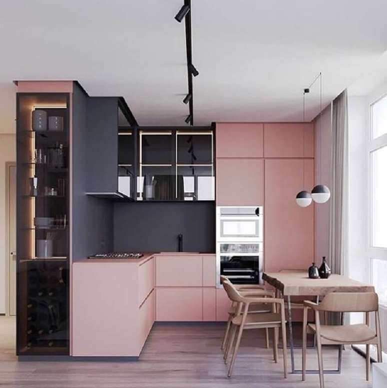 8. Decoração moderna com armários planejados e trilho de luz para cozinha rosa e cinza planejada – Foto: Organize sem Frescuras