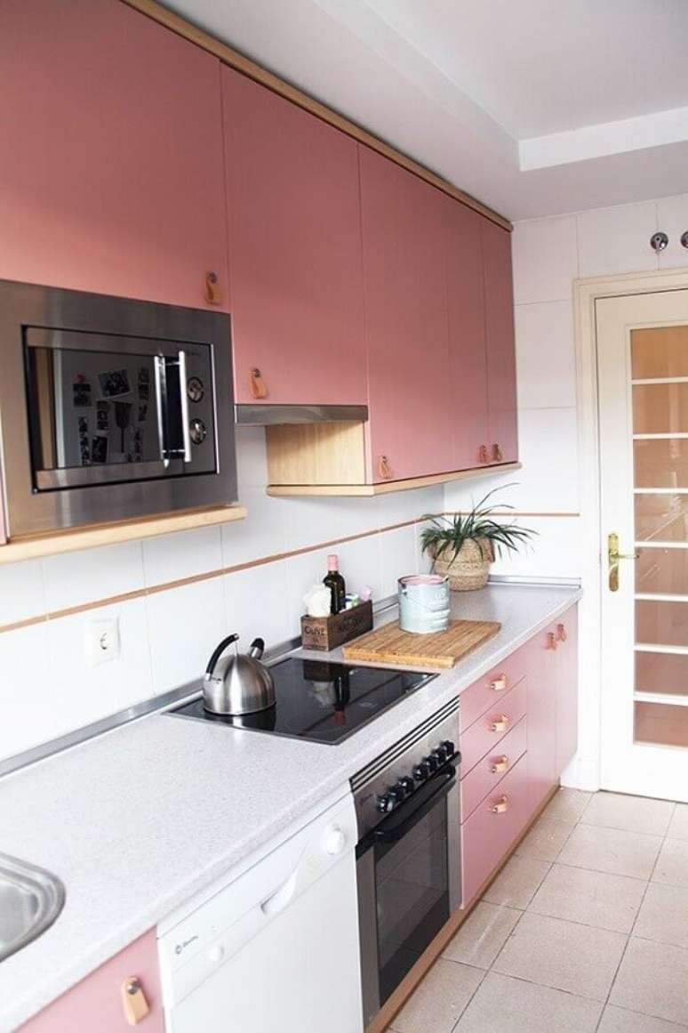 10. Os detalhes em madeira no armário de cozinha rosa garante um toque aconchegante na decoração da cozinha – Foto: Assetproject