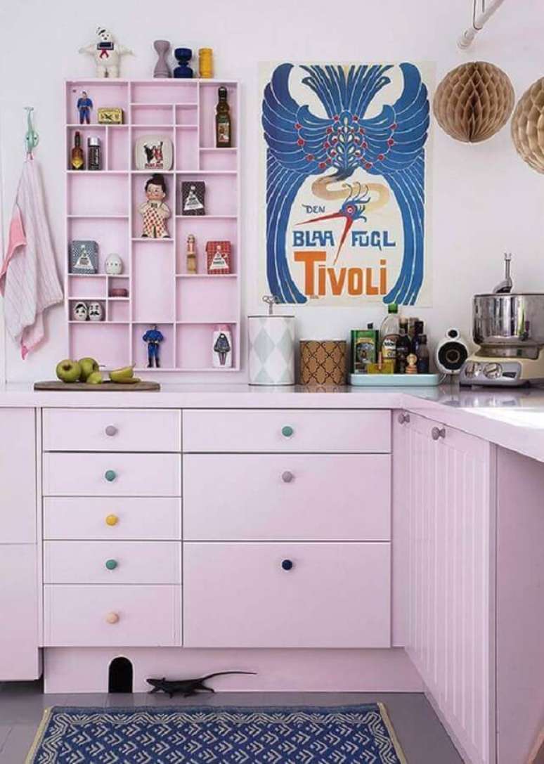 11. Decoração com armário de cozinha rosa com puxador colorido – Foto: Pinterest