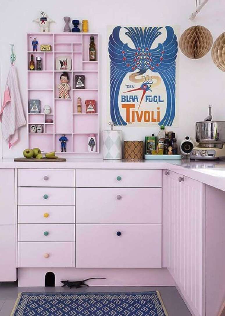 11. Decora&ccedil;&atilde;o com arm&aacute;rio de cozinha rosa com puxador colorido &ndash; Foto: Pinterest
