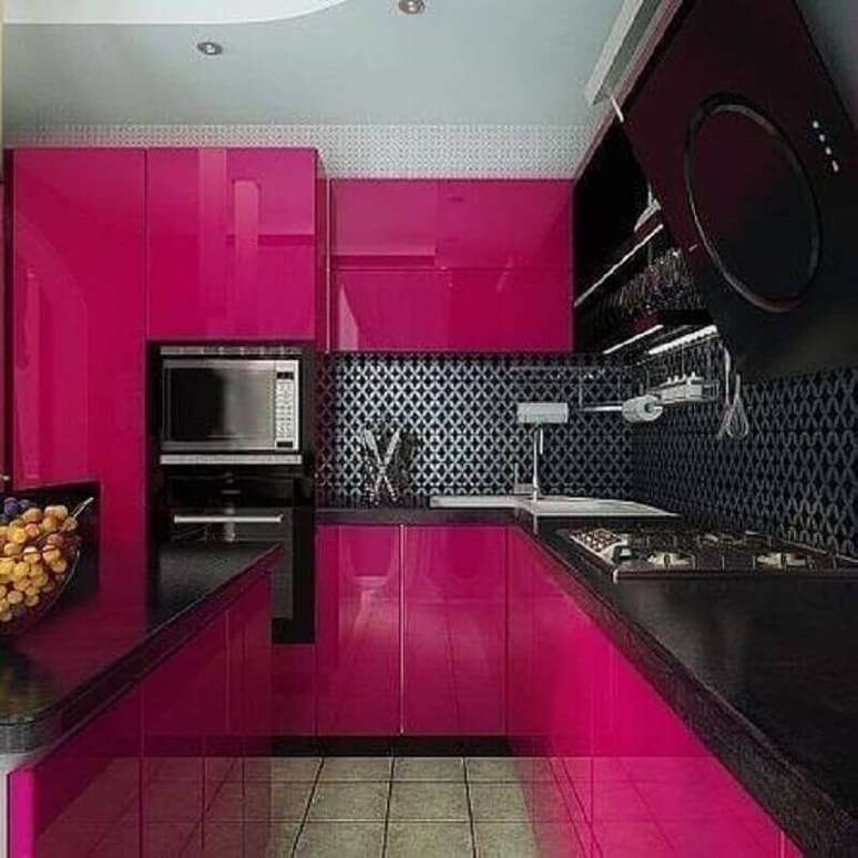 12. Decoração com armário de cozinha rosa e preta planejada moderna – Foto: Pinterest