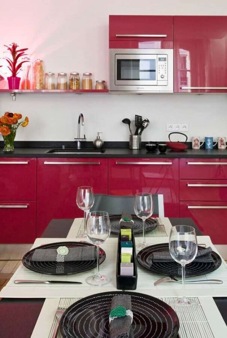 9. Armário de cozinha rosa decorada com bancada preta – Foto: Ideias Decor