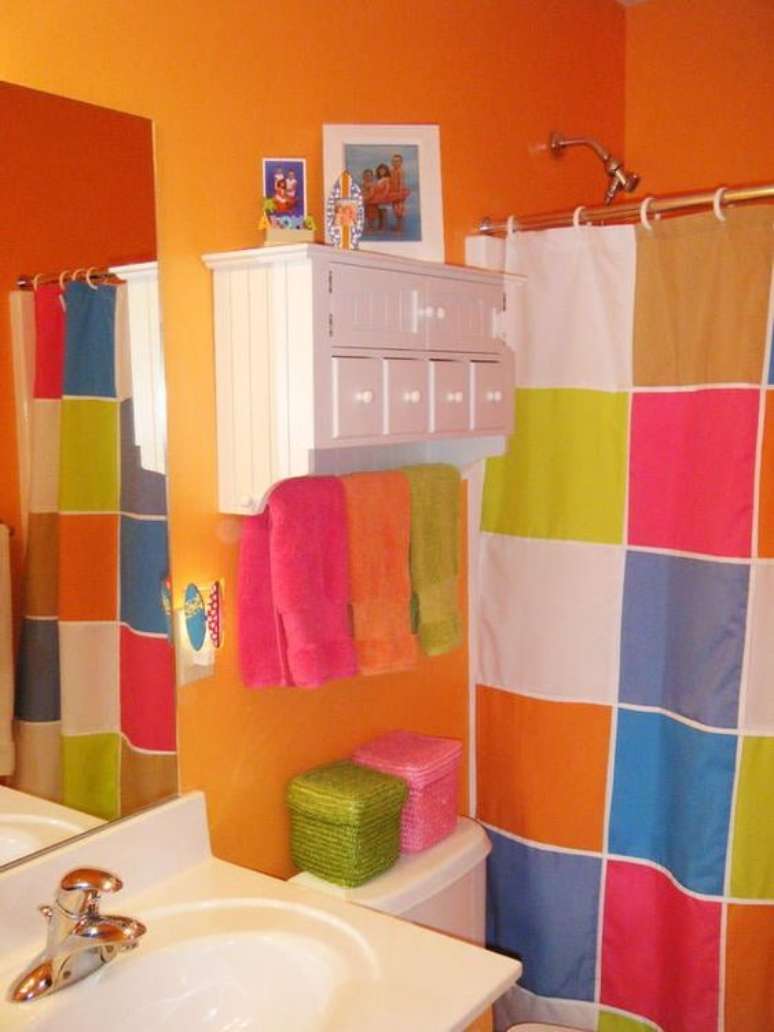 64. O colorido é algo comum na cortina para banheiro. Foto: Simplichique