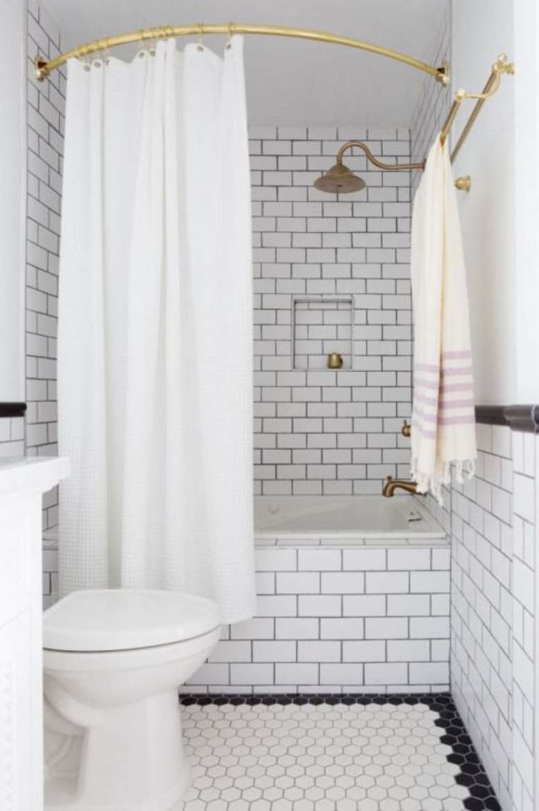 9. A cortina para banheiro também pode ser instalada de diferentes formas. Foto: Pinterest