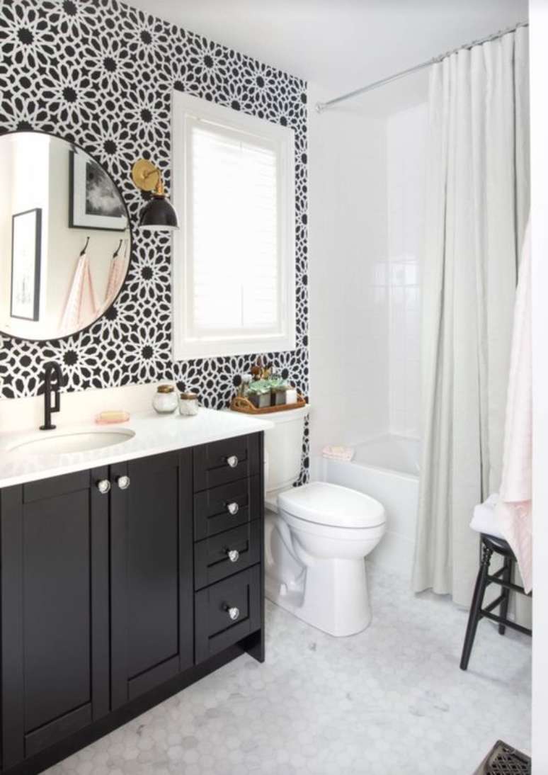 44. A cortina para banheiro pode ser interessante para contrastar com a decora&ccedil;&atilde;o do ambiente. Foto: Pinterest