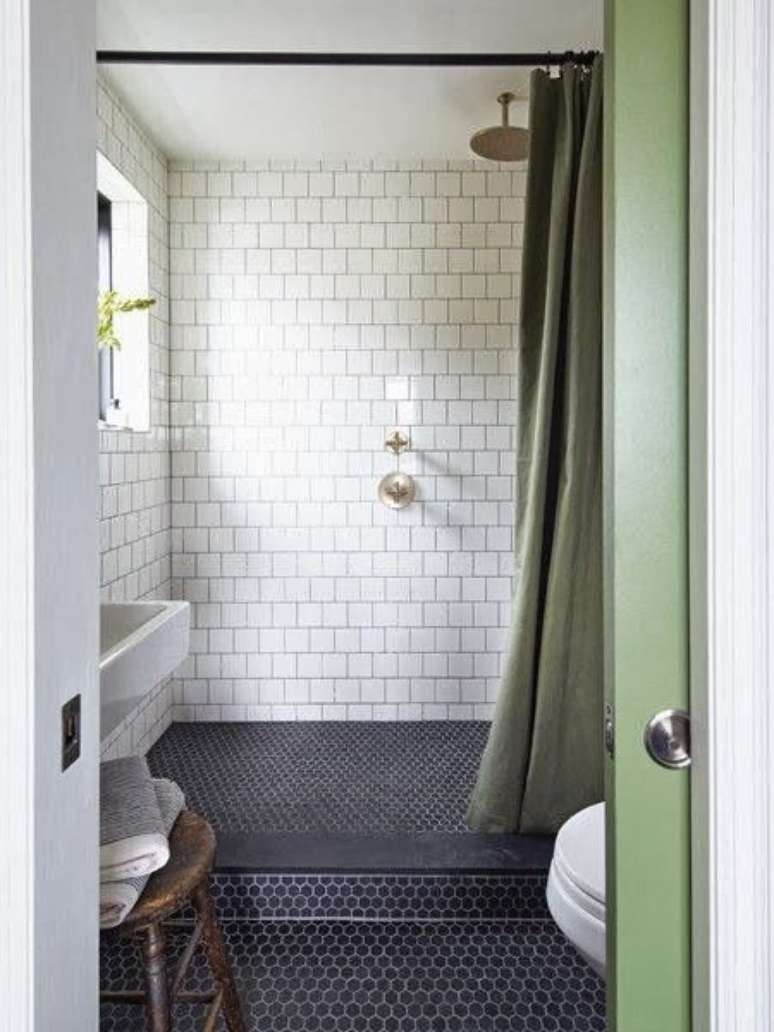 12. Esta cortina para banheiro, por sua vez, tampa apenas a região frontal do box. Foto: Depósito Santa Mariah
