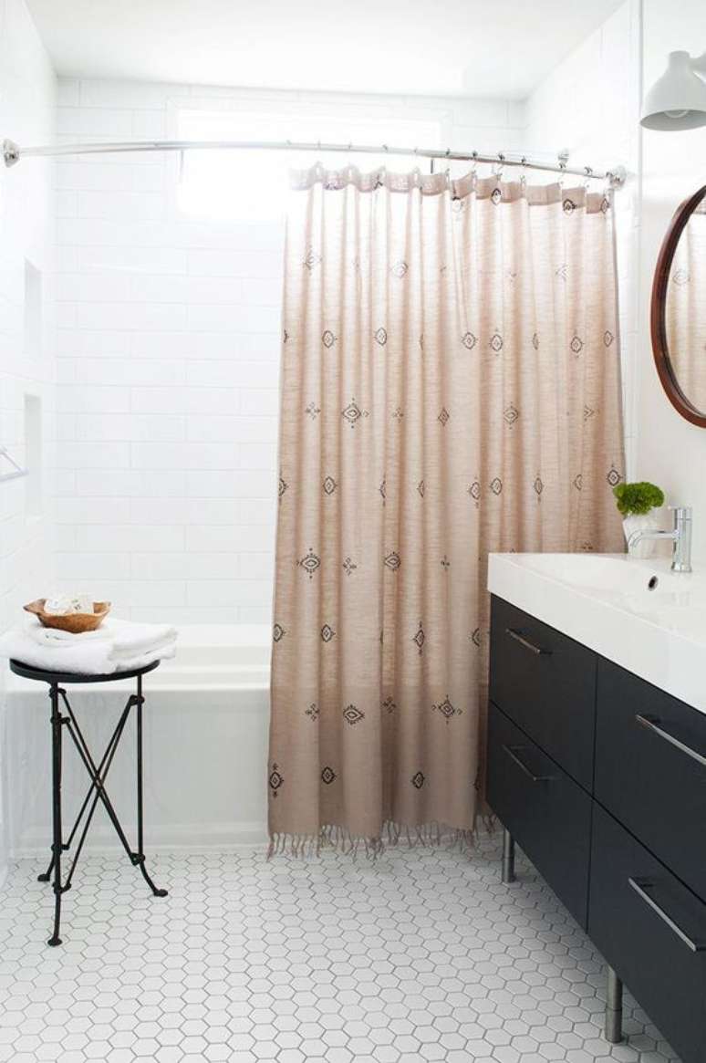 36. Esta cortina para banheiro parece uma cortina de janela. Foto: Grey Bathroom