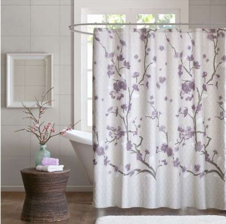 62. Flores são comuns em cortina para banheiro. Foto: Target