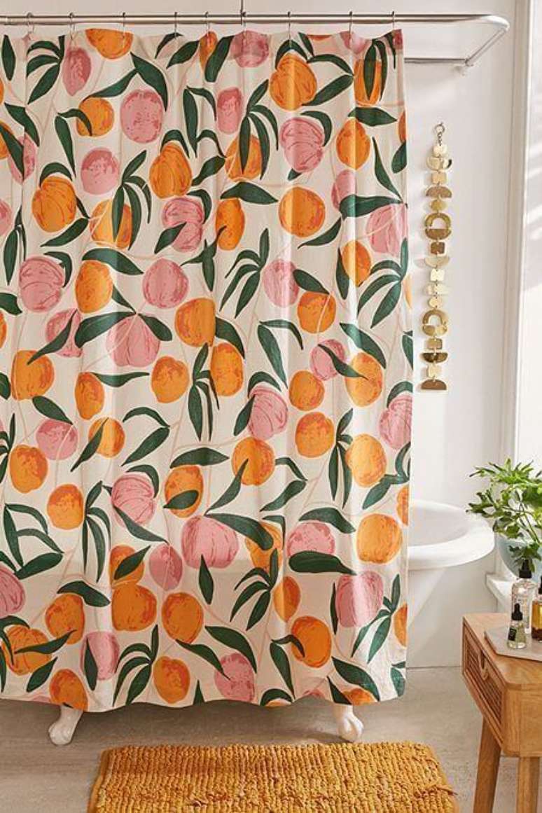 27. Estas laranjas deixam a cortina para banheiro muito mais bonita. Foto: Urban Outfitters