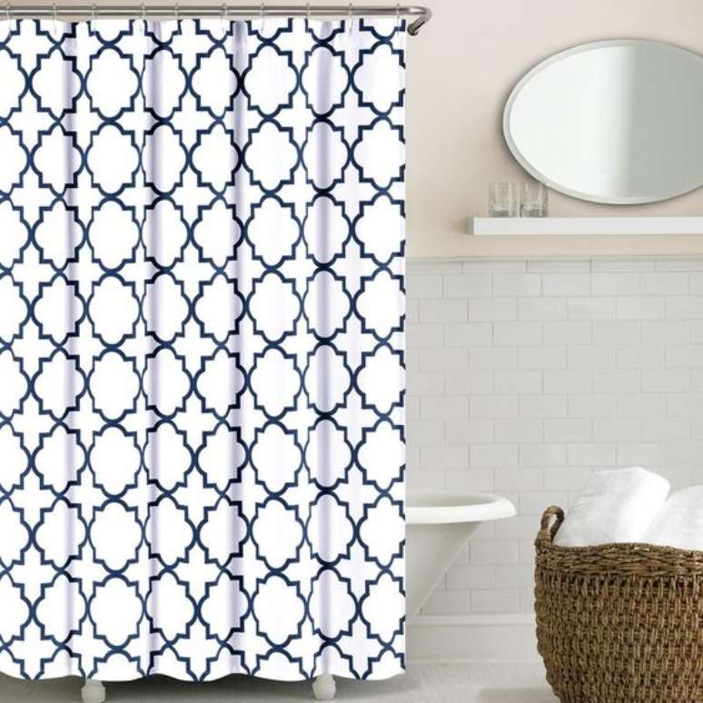 33. Os padr&otilde;es da cortina para banheiro podem ser geom&eacute;tricos. Foto: Joss & Main