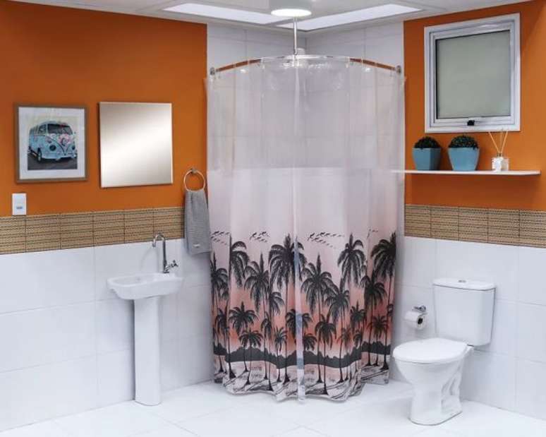 16. Ainda que modelos chamativos de cortina para banheiro seja os preferidos de muita gente. Foto: Leroy Merlin