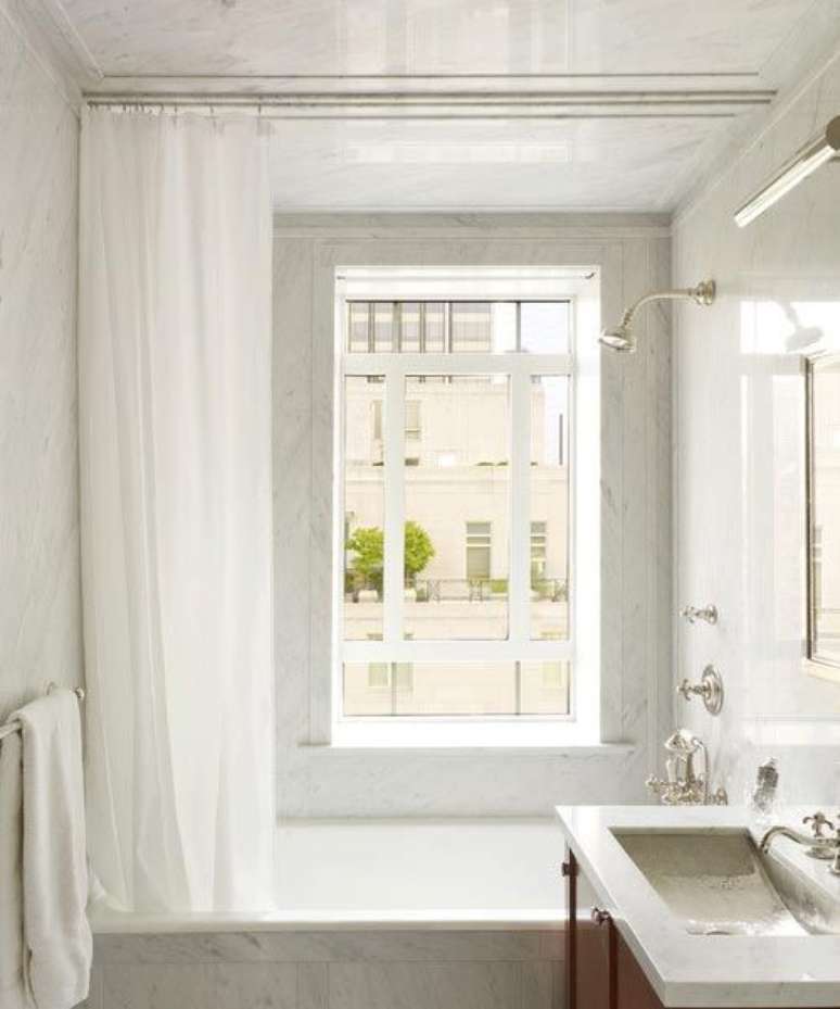 19. Sua cortina para banheiro pode ter um branco simples. Foto: Plumbing Supply