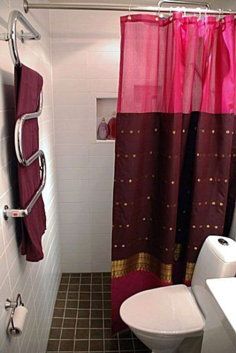 17. Este modelo de cortina para banheiro, por exemplo, chama a atenção pela cor. Foto: Vera Moraes