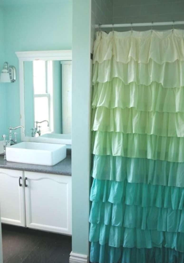 63. Sua cortina para banheiro pode ter at&eacute; mesmo babados. Foto: Pinterest