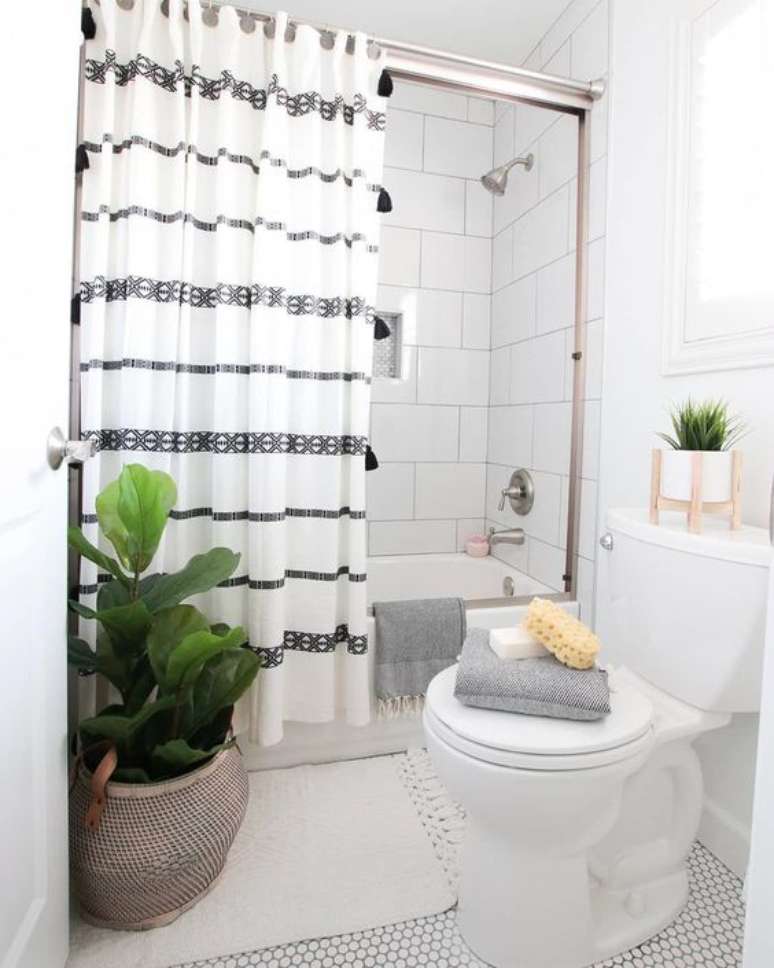 52. Listras são muito comuns em cortina para banheiro. Foto: Nautical Bathroom