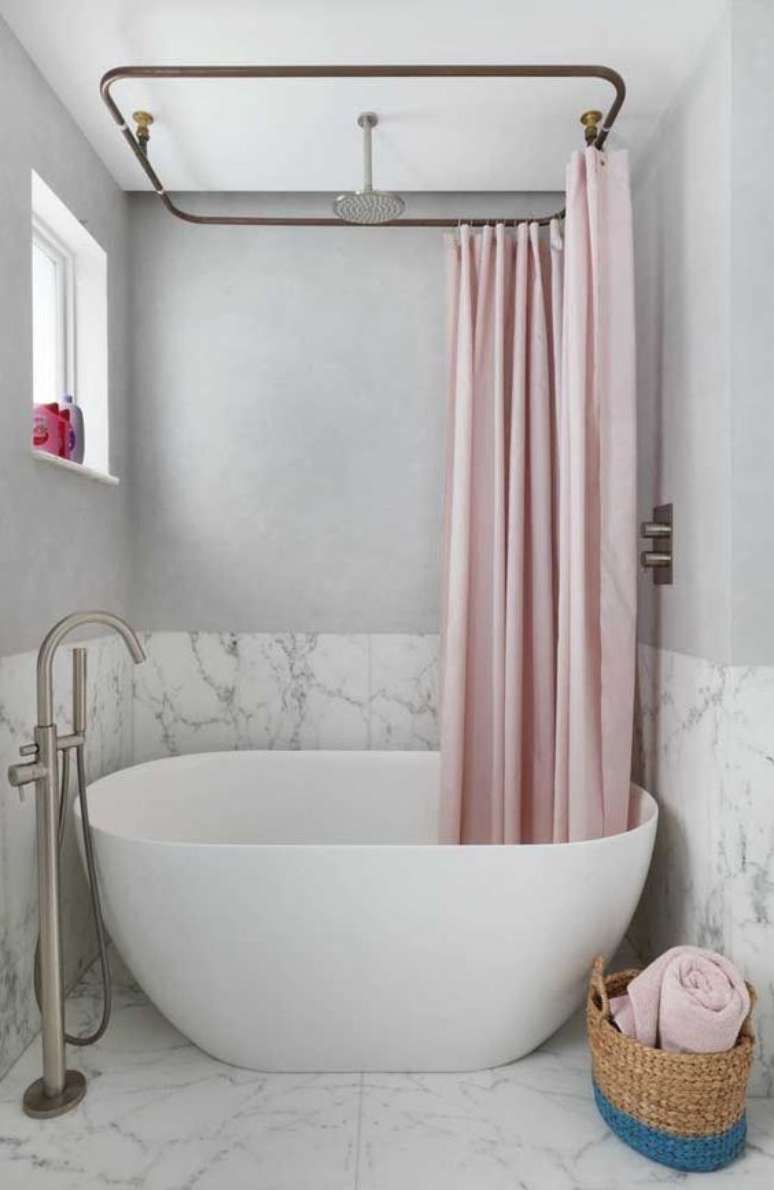 11. Esta cortina para banheiro, por exemplo, cobre toda a banheira. Foto: Decor Fácil