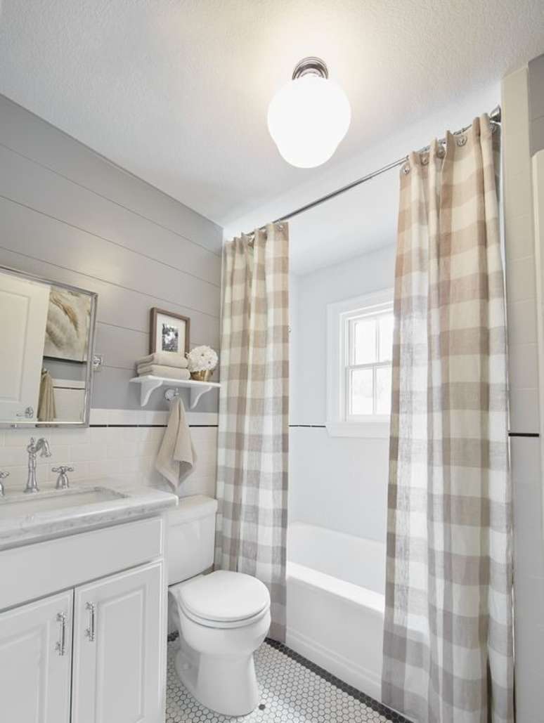 40. A cortina para banheiro pode oferecer muitos detalhes ao c&ocirc;modo. Foto: Voc&ecirc; Precisa Decor