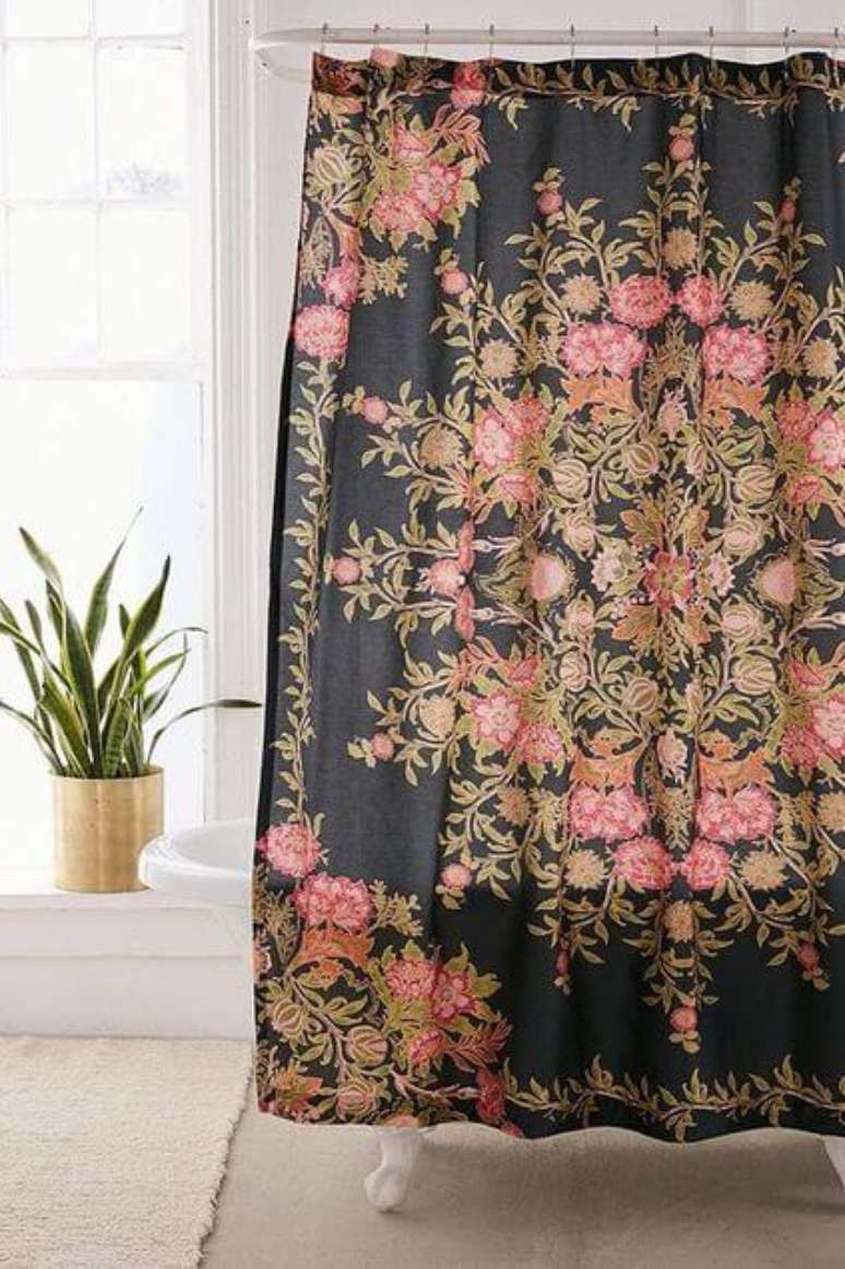 41. A cortina para banheiro pode ser muito cl&aacute;ssica. Foto: Urban Outfitters