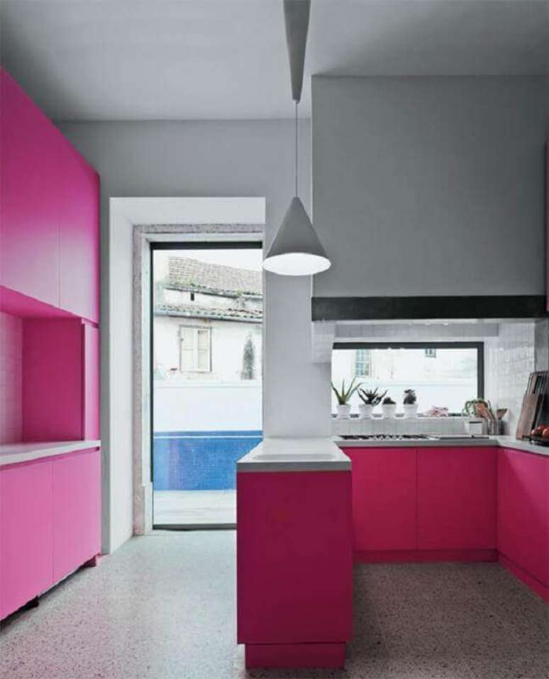 14. Armário de cozinha rosa planejada moderna – Foto: Trendland