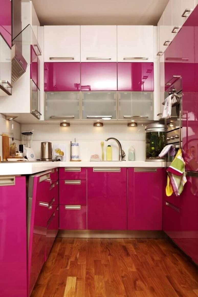 15. Decoração simples para cozinha cor de rosa pequena com piso de madeira – Foto: My Visual Home