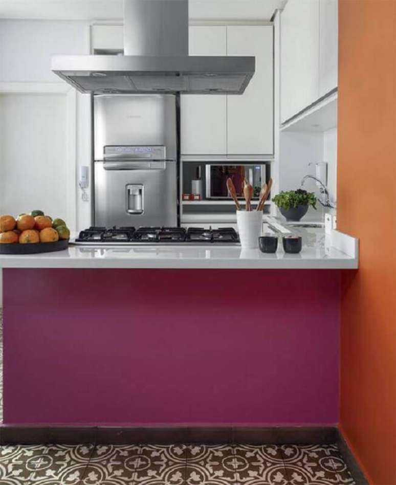 16. Cozinha cor de rosa e branca com cooktop em bancada – Foto: Hora de Arrumar