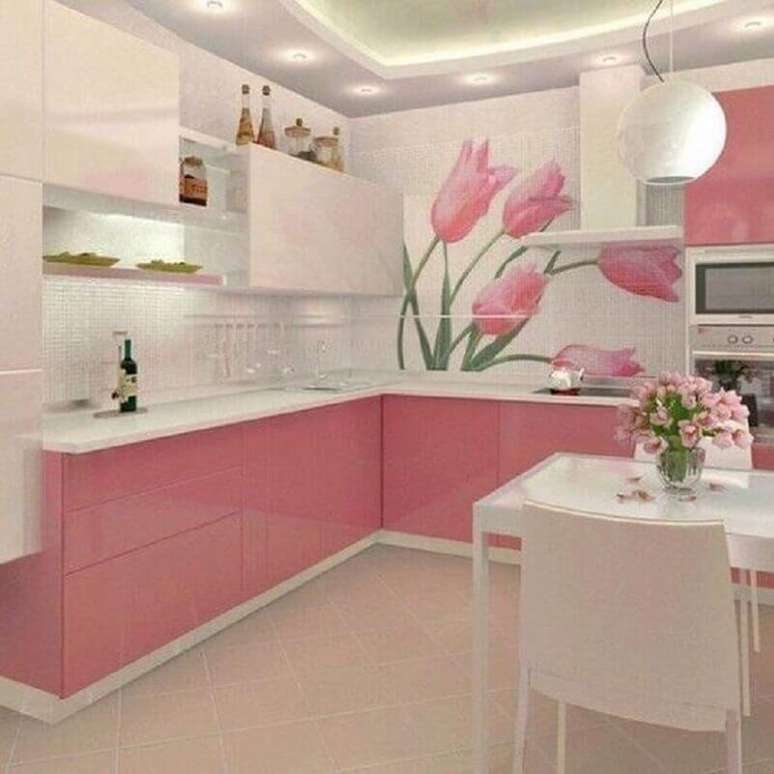17. Revestimento de flores para cozinha cor de rosa e branca planejada – Foto: Anna Spring