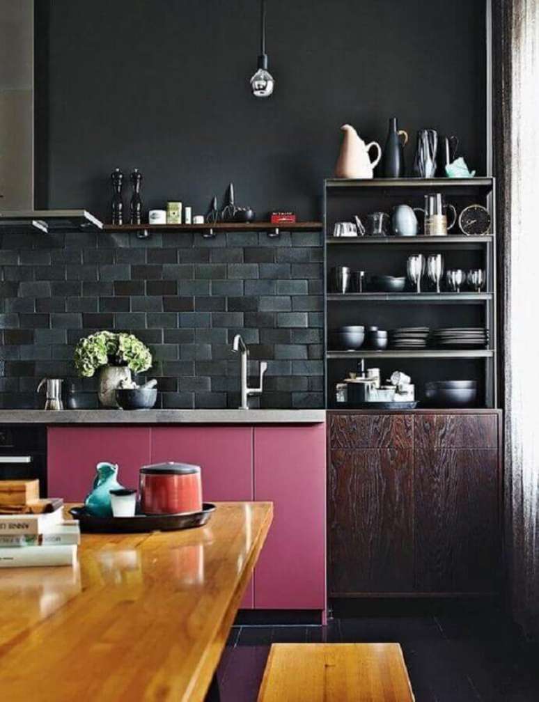 18. A cozinha rosa e preta pode receber uma decoração super moderna e personalizada – Foto: Apartment Therapy