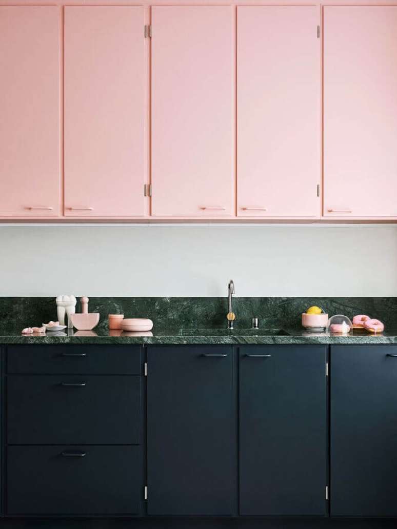 19. Decoração com armários planejados para cozinha rosa e preta – Foto: Domino