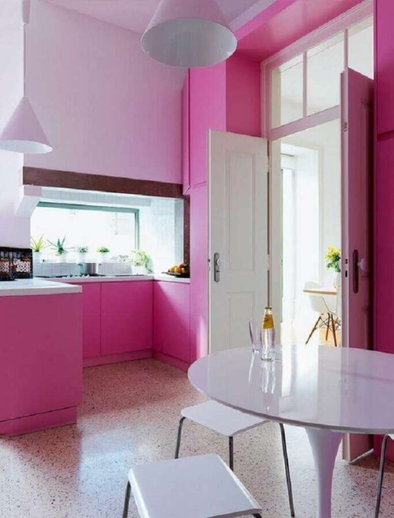 21. Cozinha cor de rosa planejada com bancada e mesa redonda branca – Foto: Pinterest