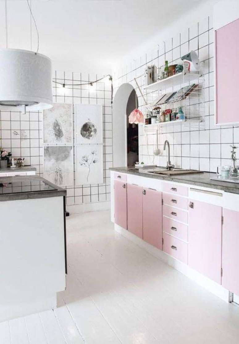 22. Decoração clean com prateleiras aramadas para cozinha rosa e branca – Foto: Papo Design