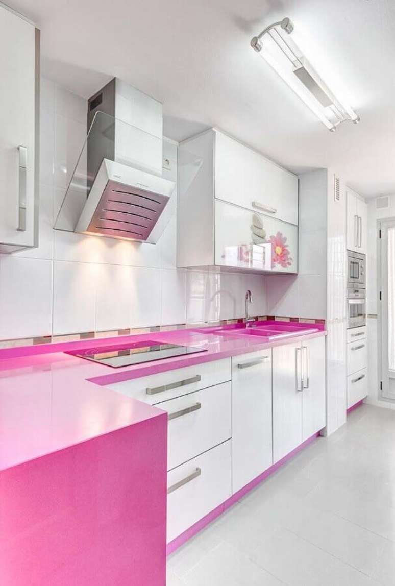 23. Bancada de cozinha rosa e branca com decoração simples – Foto: Decor Plans