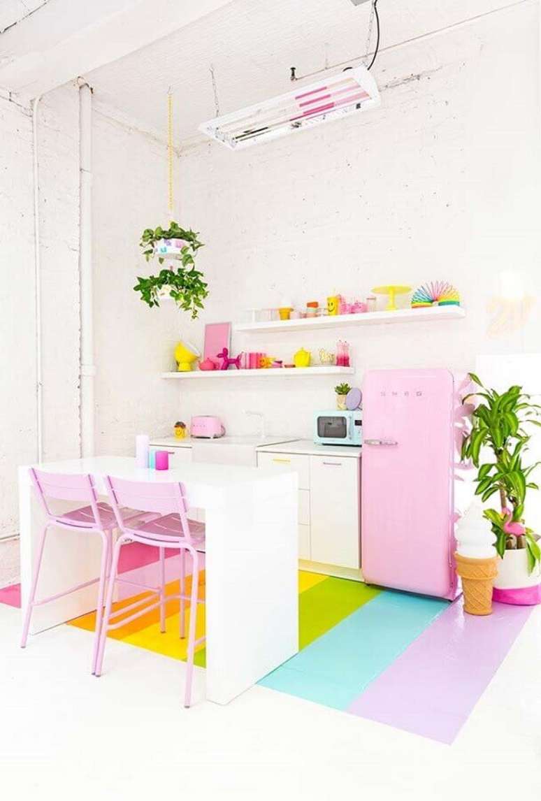 24. Decora&ccedil;&atilde;o com piso colorido para cozinha rosa e branca pequena &ndash; Foto: Pinterest