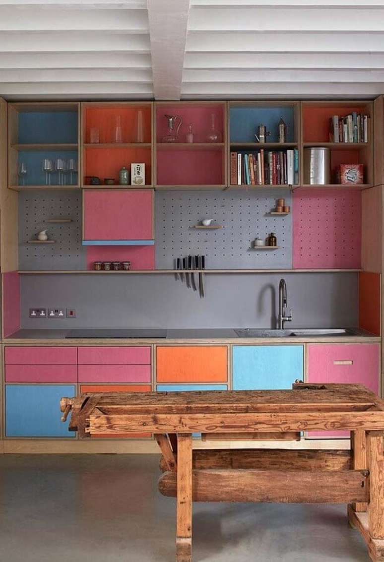 25. Decoração colorida para cozinha rosa e cinza com armários planejados – Foto: Pinosy