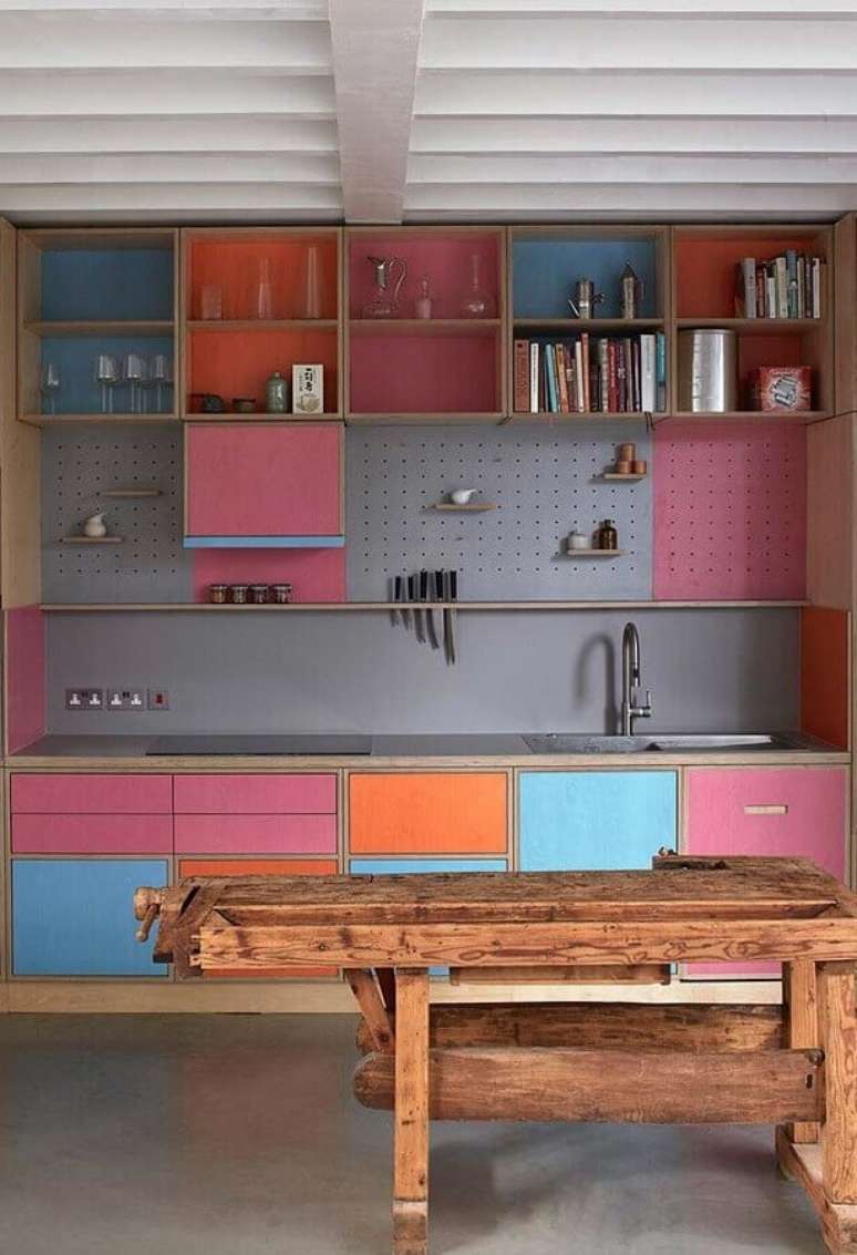 25. Decora&ccedil;&atilde;o colorida para cozinha rosa e cinza com arm&aacute;rios planejados &ndash; Foto: Pinosy