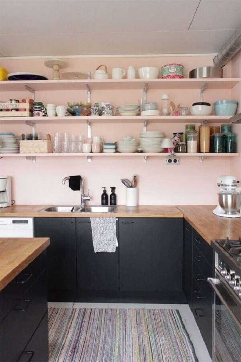 26. Decoração com bancada de madeira para cozinha rosa e preta planejada com várias prateleiras – Foto: DecoFeelings