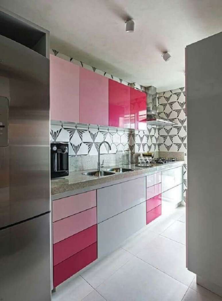 27. Aqui o armário de cozinha rosa recebeu uma porta com cada tonalidade – Foto: Anna Spring